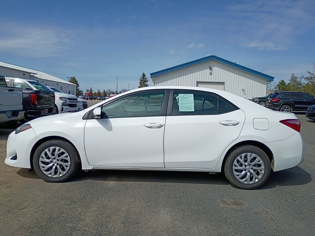 Used 2018 Toyota Corolla LE with VIN 5YFBURHE2JP852276 for sale in Grand Rapids, Minnesota